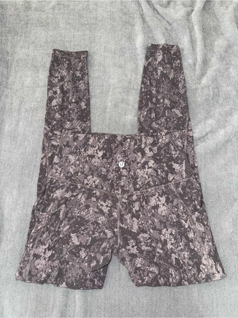 Lululemon Wunder Train High-Rise Tight 25"
Color Hideaway Camo Lunar rock size 6